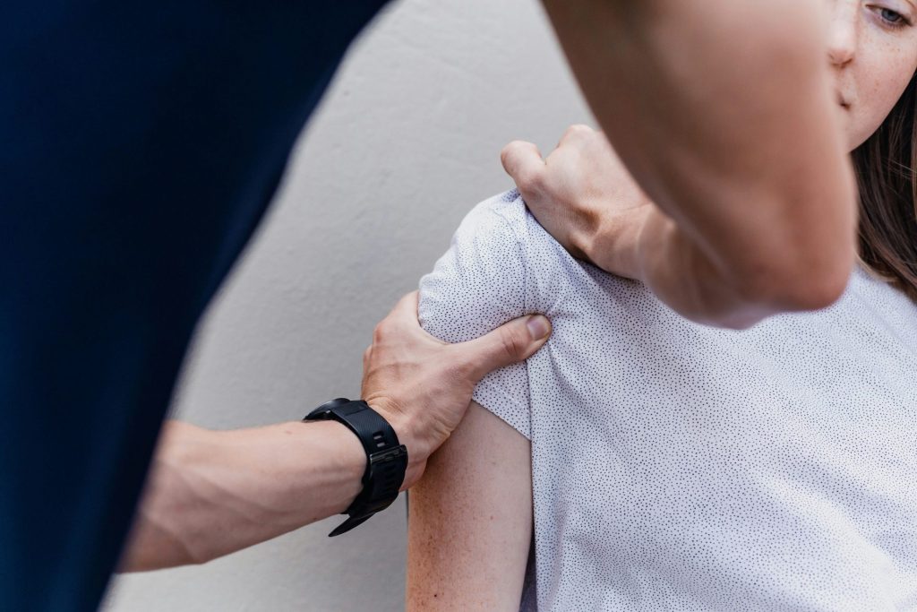 eine Frau hält den Arm eines Mannes fest