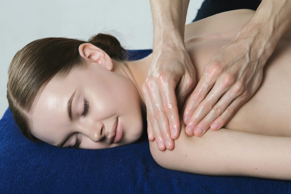 eine Frau bekommt in einem Spa eine Rückenmassage