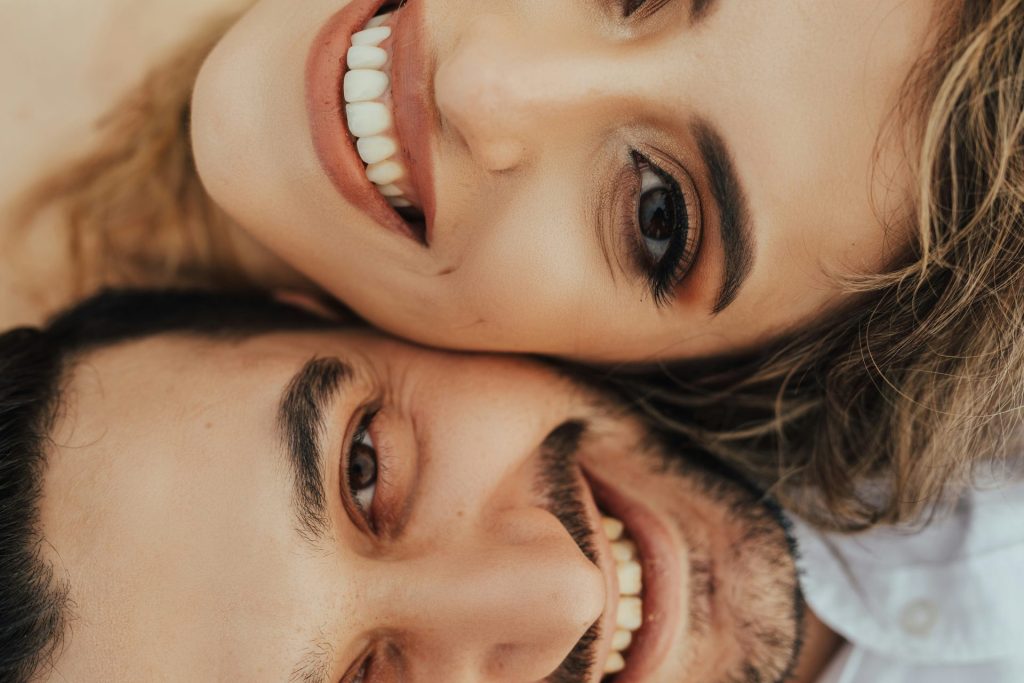 ein Mann und eine Frau machen ein Selfie